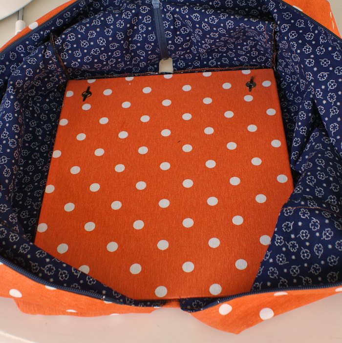 Sac de transport pour surjeteuse réalisé lors d'un atelier chez Les Cousettes