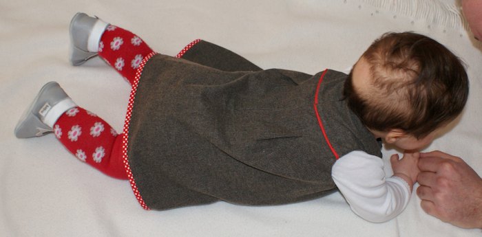 Janneke, robe pour bébé par Laissons Lucie Faire