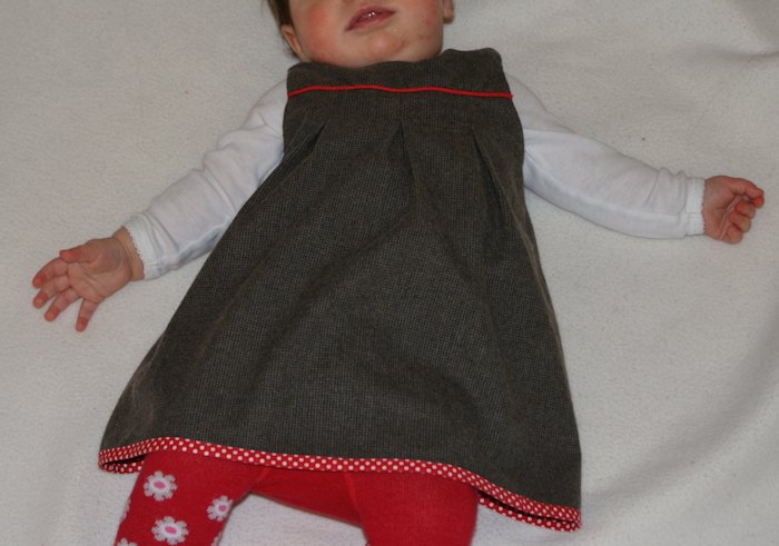 Janneke, robe pour bébé par Laissons Lucie Faire