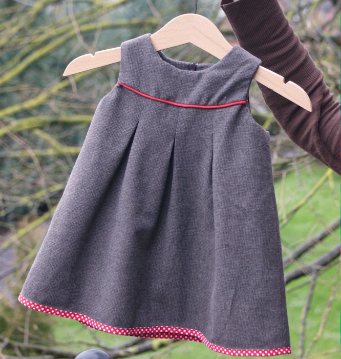 Janneke, robe pour bébé par Laissons Lucie Faire