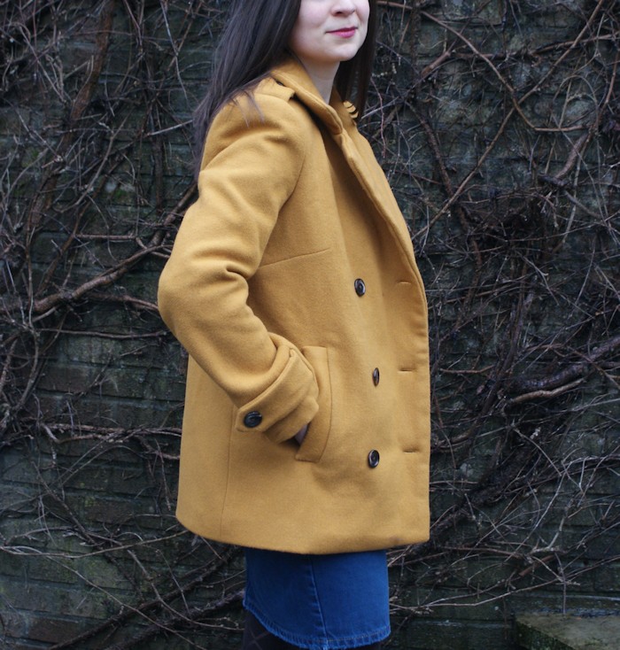 Manteau Saint-Michel moutarde par Laissons Lucie Faire