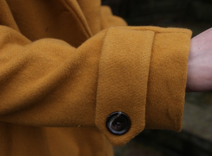 Manteau Saint-Michel moutarde par Laissons Lucie Faire