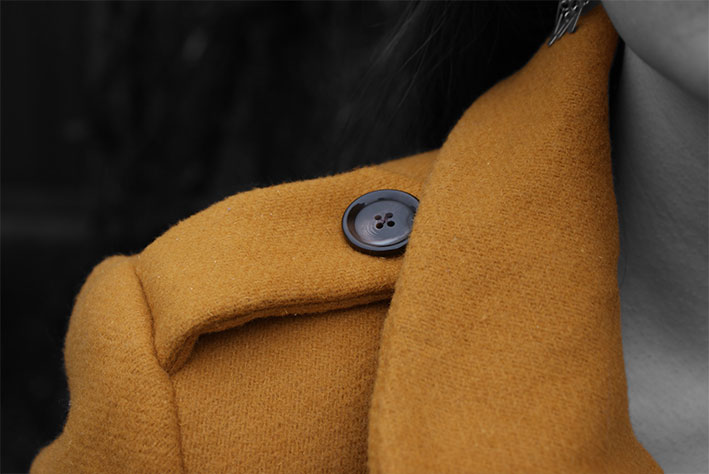 Manteau Saint-Michel moutarde par Laissons Lucie Faire