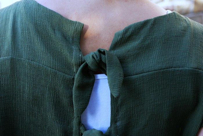 Top kaki Burda couture facile à noeuds - Laissons Lucie Faire