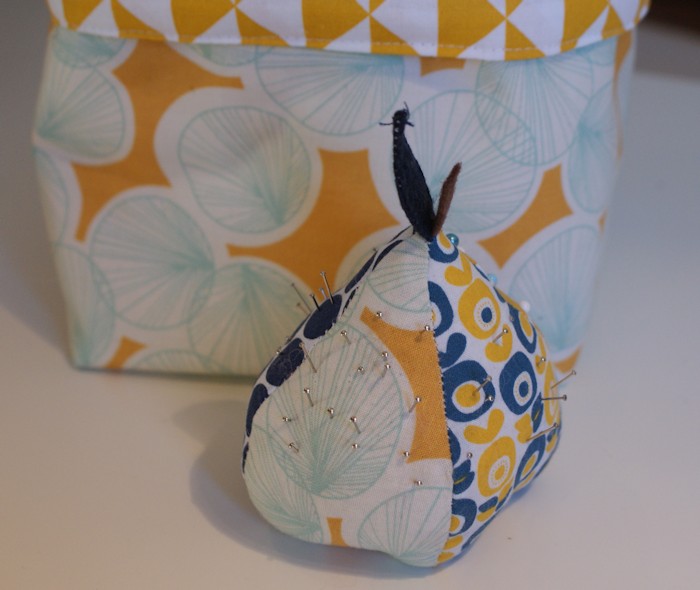 Poubelle de table Les Cousettes (tuto gratuit) et poire vaudou pique-épingles