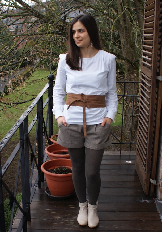 Blouse et ceinture Dressing Chic, short chataigne par Laissons Lucie Faire