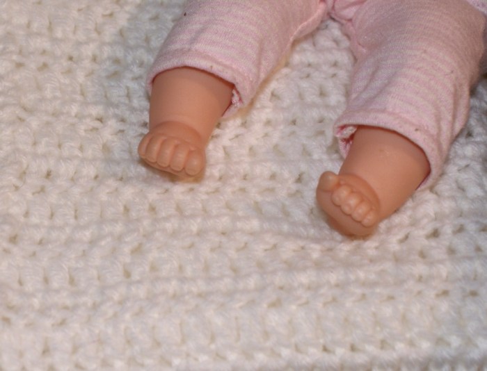Baby doll blanket au crochet par Laissons Lucie Faire