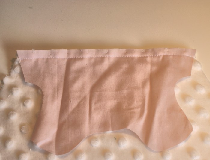 Gigoteuse Lilou pour poupon de 30 cm, patron et tuto gratuits par Laissaons Lucie Faire