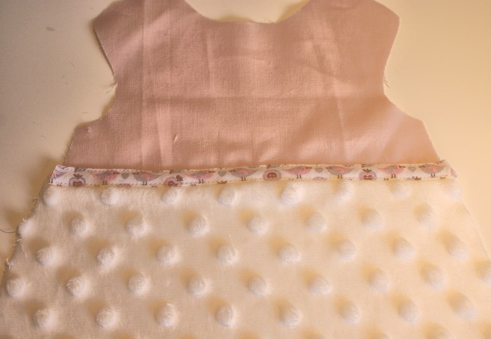 Gigoteuse Lilou pour poupon de 30 cm, patron et tuto gratuits par Laissaons Lucie Faire