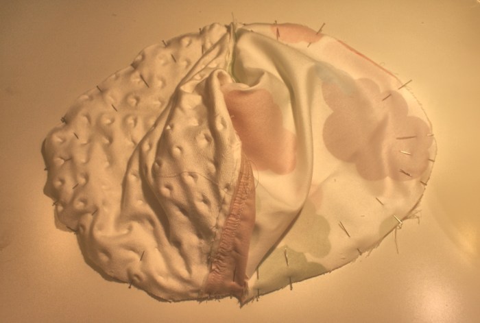 Gigoteuse Lilou pour poupon de 30 cm, patron et tuto gratuits par Laissaons Lucie Faire