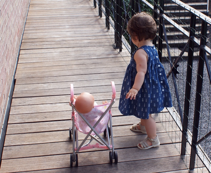 Robe froncée les Intemporels pour bébé par Laissons Lucie Faire