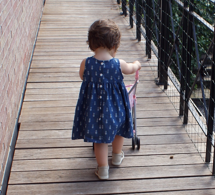 Robe froncée les Intemporels pour bébé par Laissons Lucie Faire