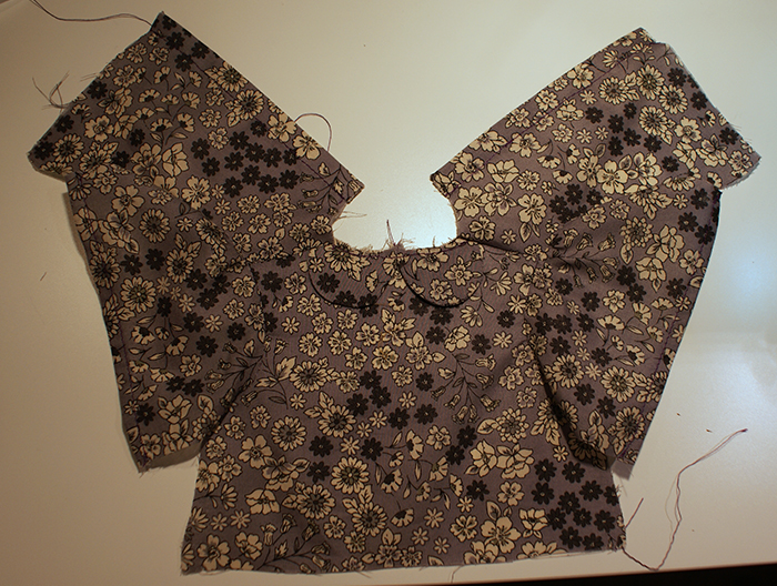 Tuto de blouse à col Claudine pour poupon Corolle de 30 cm par Laissons Lucie Faire