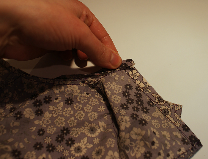 Tuto de blouse à col Claudine pour poupon Corolle de 30 cm par Laissons Lucie Faire