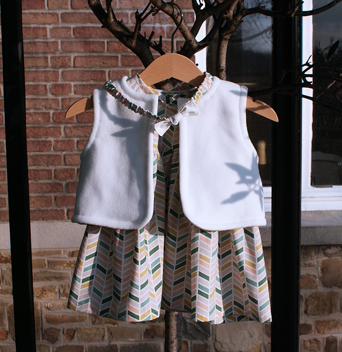 Robe froncée Les Intemporels, gilet Burda pour bébé et headband à nœud par Laissons Lucie Faire
