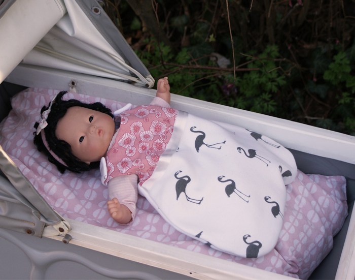 Gigoteuse Lilou pour poupon de 30 cm, patron et tuto gratuit par Laissons Lucie Faire