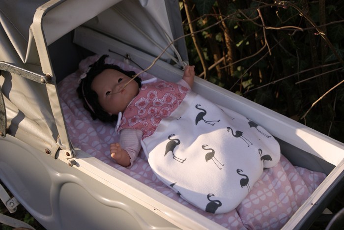 Gigoteuse Lilou pour poupon de 30 cm, patron et tuto gratuit par Laissons Lucie Faire