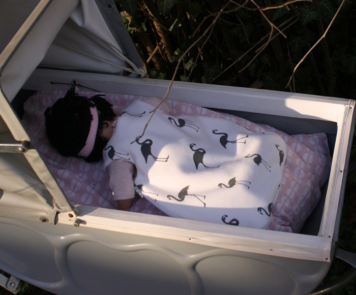 Gigoteuse Lilou pour poupon de 30 cm, patron et tuto gratuit par Laissons Lucie Faire