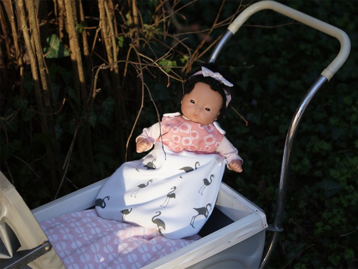 Gigoteuse Lilou pour poupon de 30 cm, patron et tuto gratuit par Laissons Lucie Faire