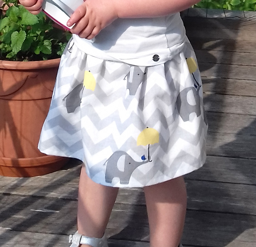 Jupe pour fillette à taille élastiquée par Laissons Lucie Faire