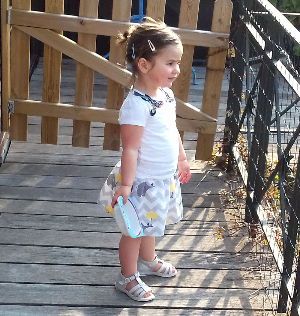 Jupe pour fillette à taille élastiquée par Laissons Lucie Faire