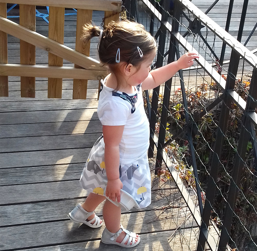 Jupe pour fillette à taille élastiquée par Laissons Lucie Faire