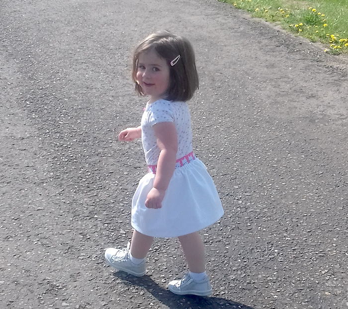 Jupe pour fillette à taille élastiquée par Laissons Lucie Faire