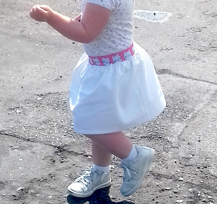 Jupe pour fillette à taille élastiquée par Laissons Lucie Faire