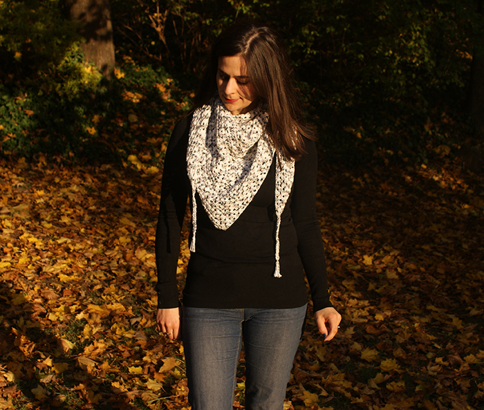 Half granny square shawl par Laissons Lucie Faire