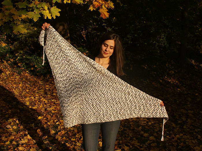 Half granny square shawl par Laissons Lucie Faire