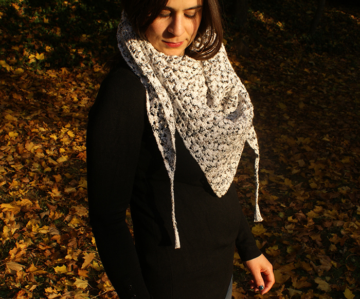 Half granny square shawl par Laissons Lucie Faire