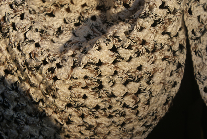 Half granny square shawl par Laissons Lucie Faire