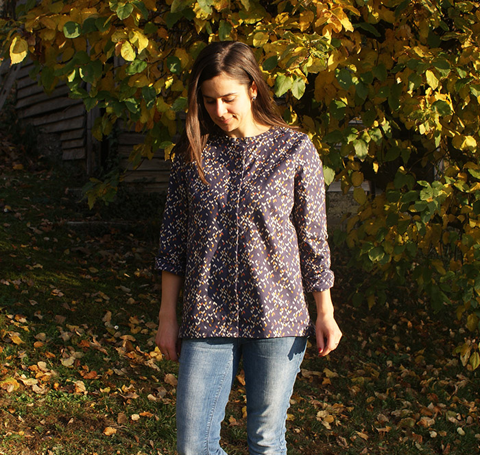 Blouse Venue La Maison Victor, batiste de coton Atelier Brunette twist dark blue, par Laissons Lucie Faire