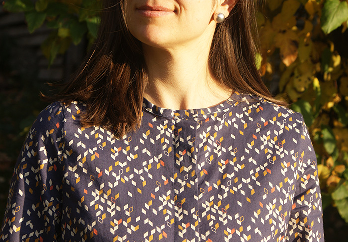 Blouse Venue La Maison Victor, batiste de coton Atelier Brunette twist dark blue, par Laissons Lucie Faire