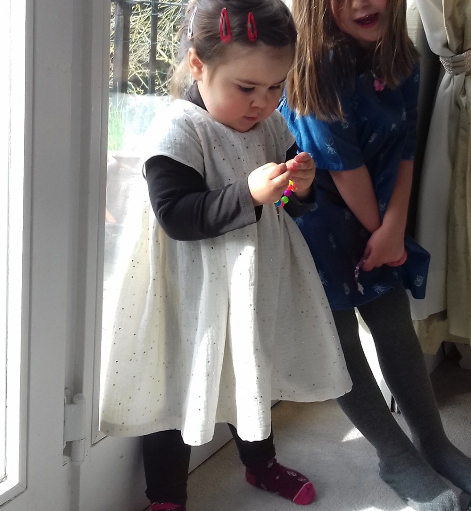 Robe Les Intemporels pour bébé en double gaze écrue à pois dorés par Laissons Lucie Faire