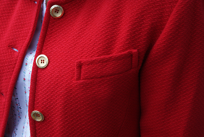 Chemise Elsa La Maison Victor en broderie anglaise vintage et veste rouge 80's par Laissons Lucie Faire