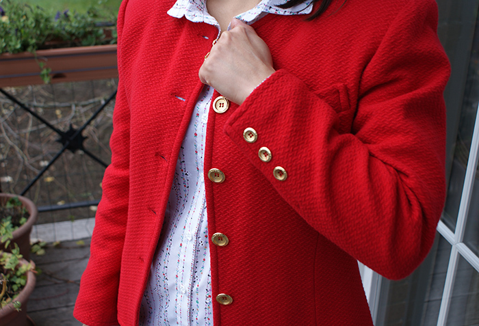 Chemise Elsa La Maison Victor en broderie anglaise vintage et veste rouge 80's par Laissons Lucie Faire