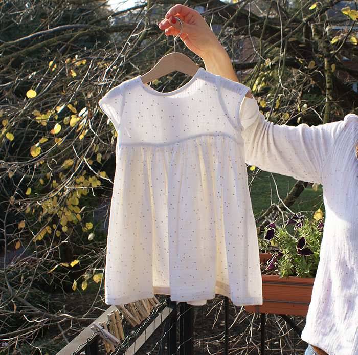 Robe les Intemporels pour bébé en double gaze écrue à pois dorés par Laissons Lucie Faire
