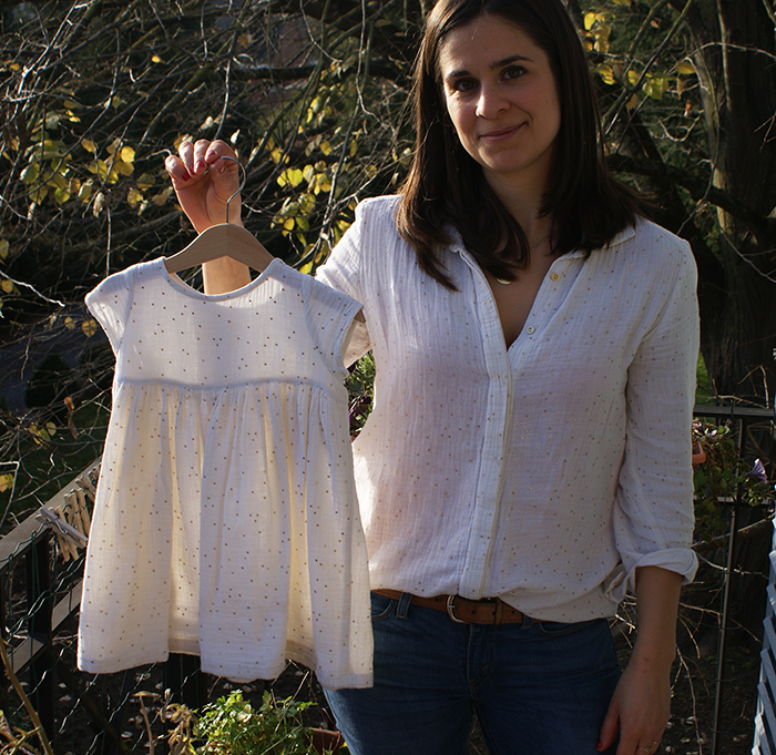 Robe les Intemporels pour bébé en double gaze écrue à pois dorés par Laissons Lucie Faire
